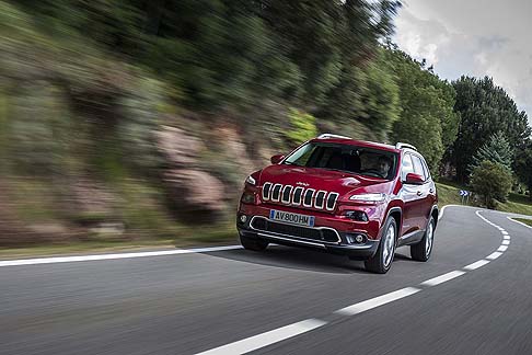 Jeep - La nuova generazione di Jeep Cherokee propone tre innovativi sistemi di trazione integrale, che assicurano capacita 4x4 di riferimento